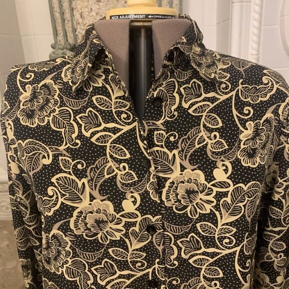 Liz Baker. Size 16. Long Sleeve. Button Cuff. Machine Wash Blouse. B93 - Picture 3 of 6